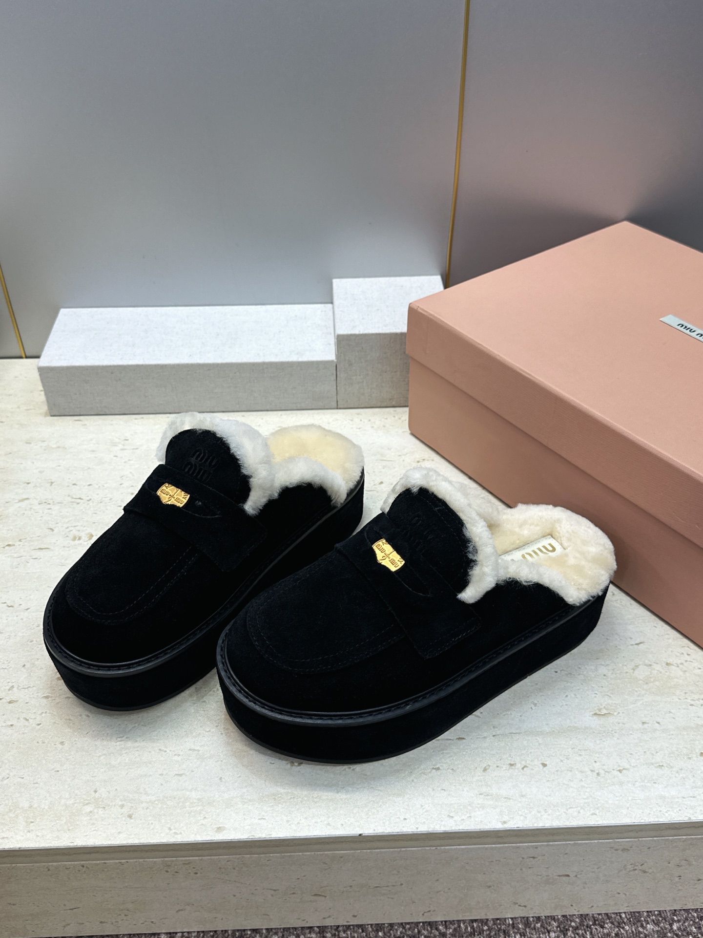 Miumiu 2026秋冬高定系列走秀新款羊羔毛休闲女鞋 缪缪字母logo五金扣厚底圆头防寒保暖穆勒居家拖鞋 材质鞋面进