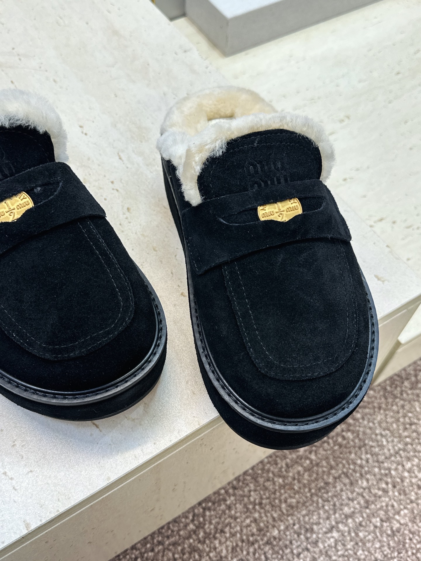 Miumiu 2026秋冬高定系列走秀新款羊羔毛休闲女鞋 缪缪字母logo五金扣厚底圆头防寒保暖穆勒居家拖鞋 材质鞋面进
