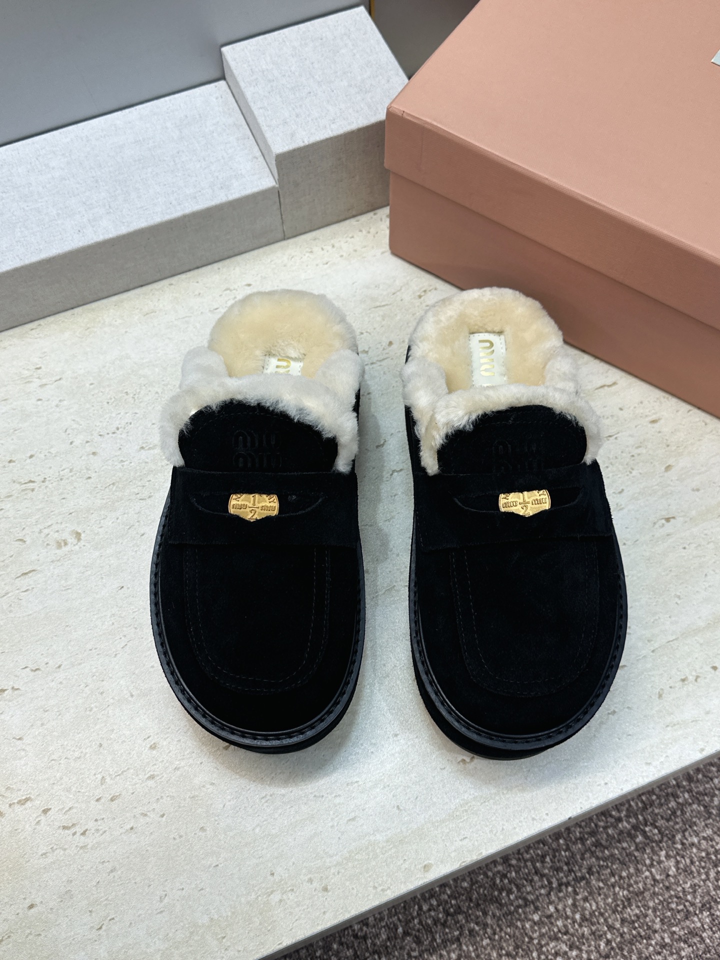 Miumiu 2026秋冬高定系列走秀新款羊羔毛休闲女鞋 缪缪字母logo五金扣厚底圆头防寒保暖穆勒居家拖鞋 材质鞋面进