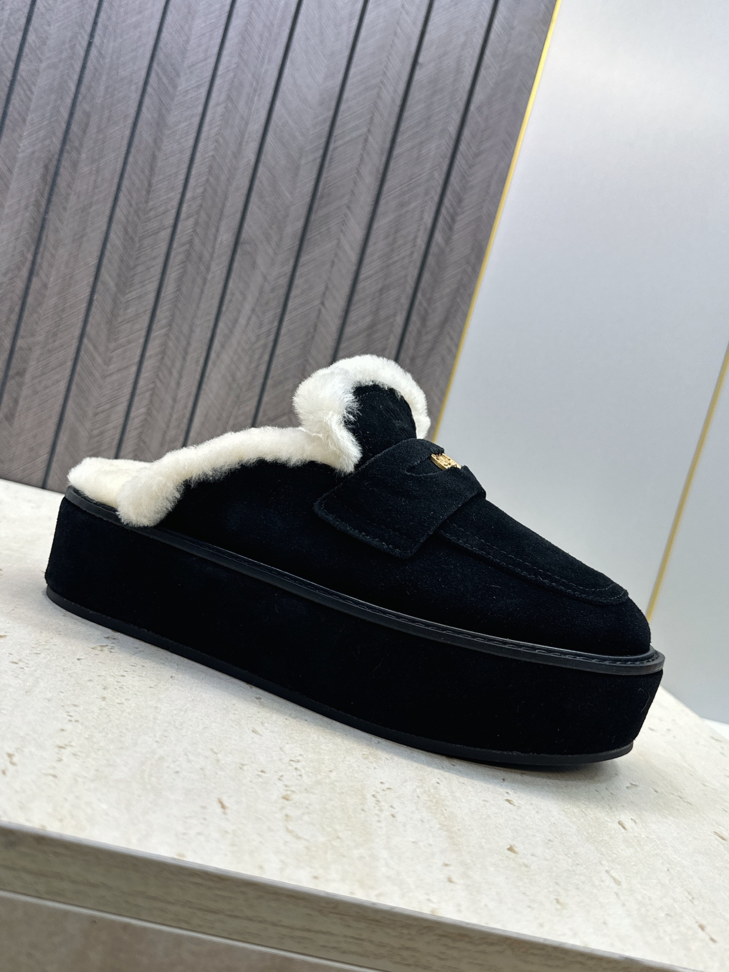 Miumiu 2026秋冬高定系列走秀新款羊羔毛休闲女鞋 缪缪字母logo五金扣厚底圆头防寒保暖穆勒居家拖鞋 材质鞋面进