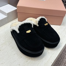 Miumiu 2026秋冬高定系列走秀新款羊羔毛休闲女鞋 缪缪字母logo五金扣厚底圆头防寒保暖穆勒居家拖鞋 材质鞋面进 Miumiu 2026秋冬高定系列走秀新款羊羔毛休闲女鞋 缪缪字母logo五金扣厚底圆头防寒保暖穆勒居家拖鞋 材质鞋面进