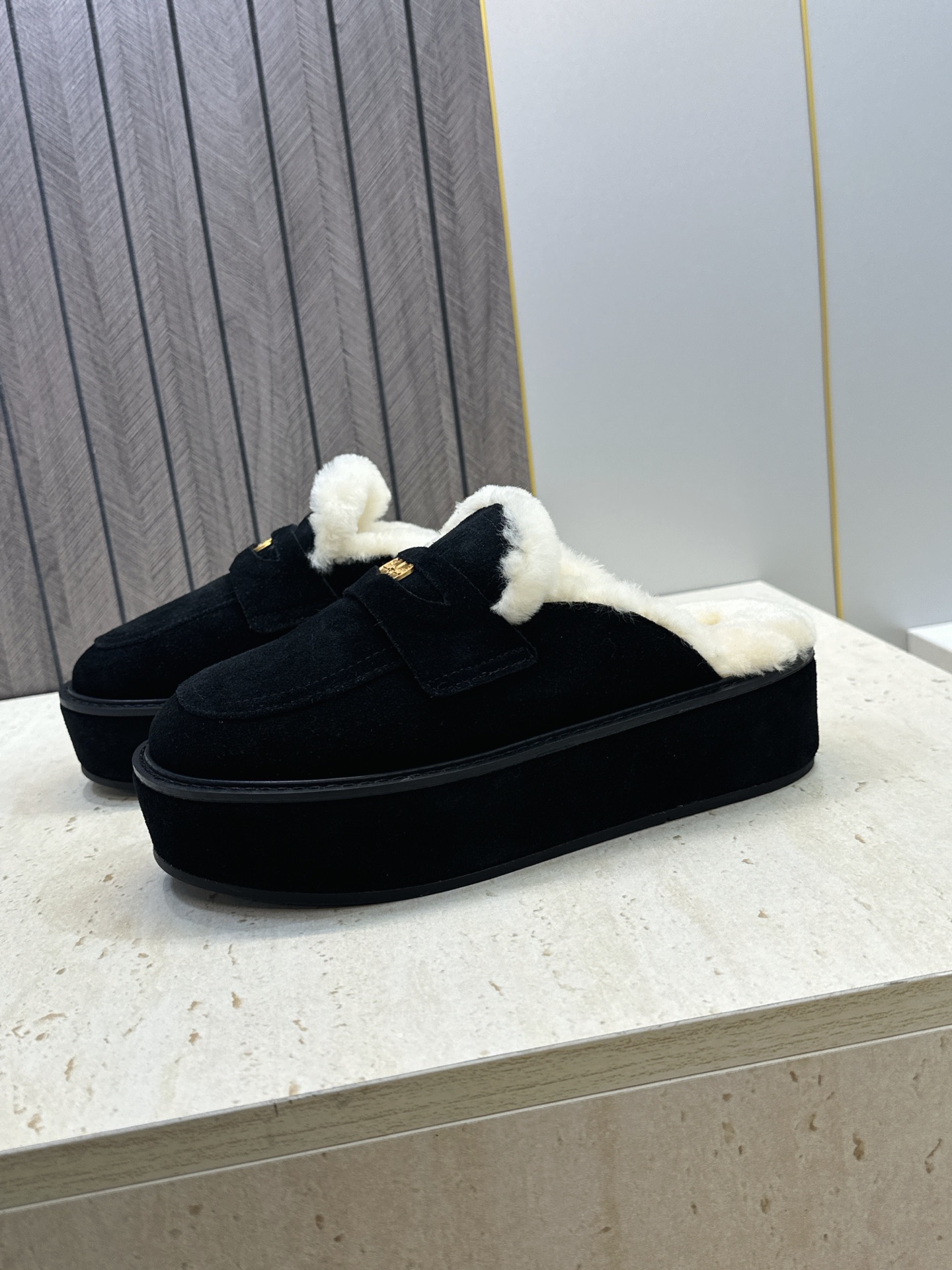 Miumiu 2026秋冬高定系列走秀新款羊羔毛休闲女鞋 缪缪字母logo五金扣厚底圆头防寒保暖穆勒居家拖鞋 材质鞋面进