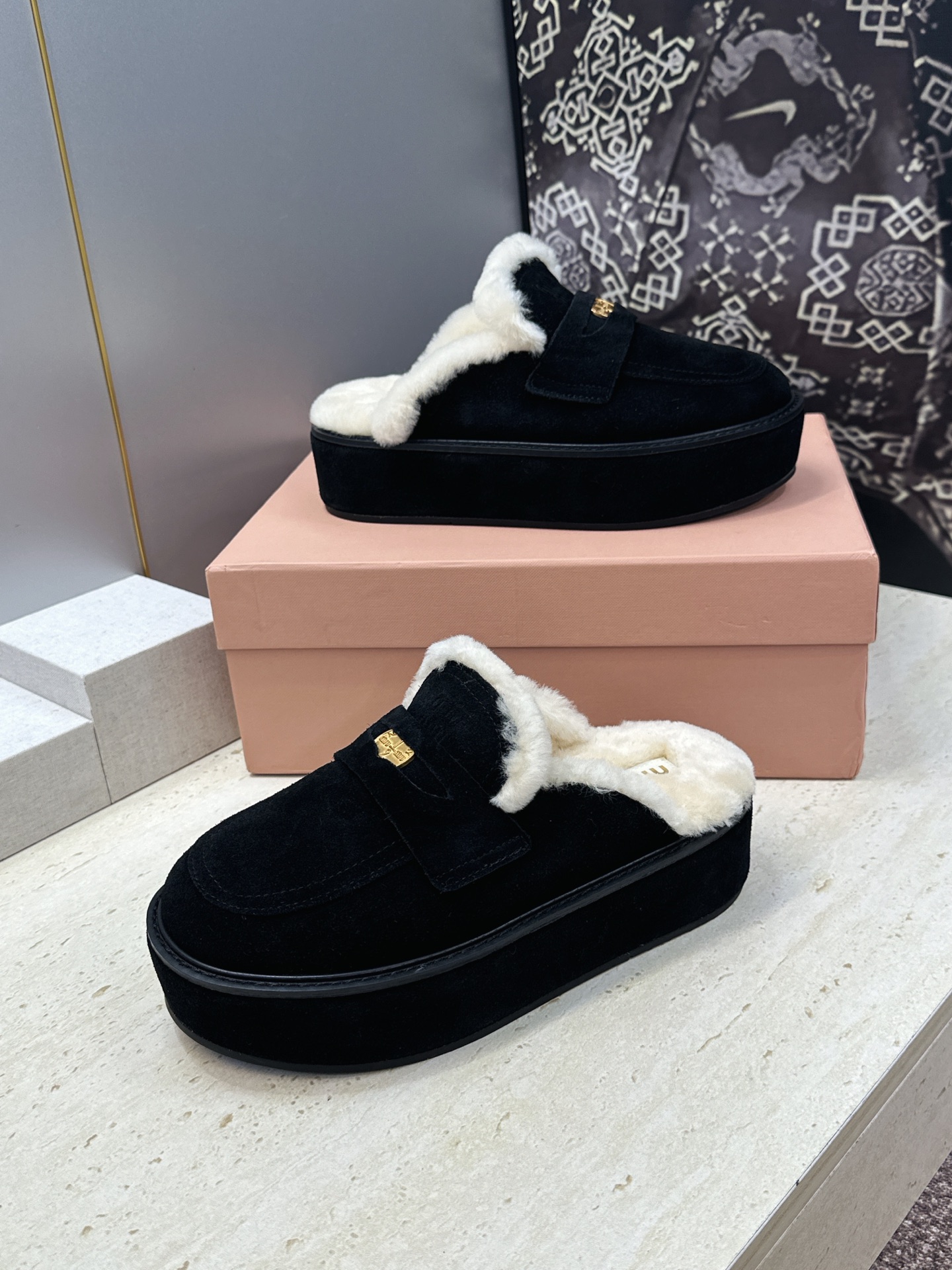 Miumiu 2026秋冬高定系列走秀新款羊羔毛休闲女鞋 缪缪字母logo五金扣厚底圆头防寒保暖穆勒居家拖鞋 材质鞋面进