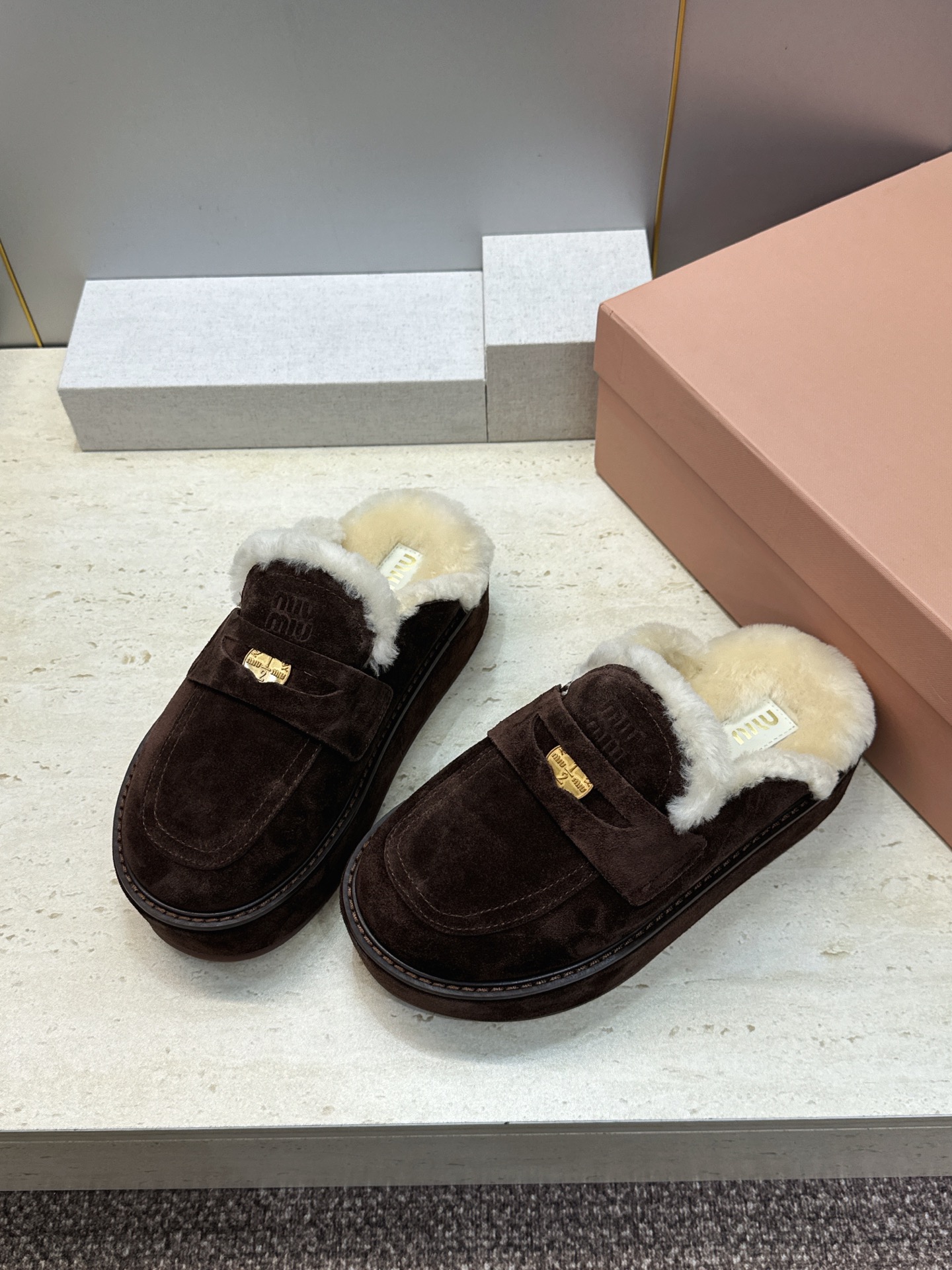 Miumiu 2026秋冬高定系列走秀新款羊羔毛休闲女鞋 缪缪字母logo五金扣厚底圆头防寒保暖穆勒居家拖鞋 材质鞋面进 Miumiu 2026秋冬高定系列走秀新款羊羔毛休闲女鞋 缪缪字母logo五金扣厚底圆头防寒保暖穆勒居家拖鞋 材质鞋面进