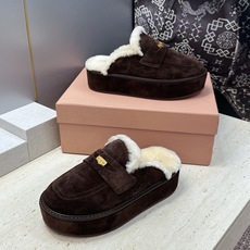 Miumiu 2026秋冬高定系列走秀新款羊羔毛休闲女鞋 缪缪字母logo五金扣厚底圆头防寒保暖穆勒居家拖鞋 材质鞋面进 Miumiu 2026秋冬高定系列走秀新款羊羔毛休闲女鞋 缪缪字母logo五金扣厚底圆头防寒保暖穆勒居家拖鞋 材质鞋面进