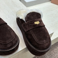 Miumiu 2026秋冬高定系列走秀新款羊羔毛休闲女鞋 缪缪字母logo五金扣厚底圆头防寒保暖穆勒居家拖鞋 材质鞋面进 Miumiu 2026秋冬高定系列走秀新款羊羔毛休闲女鞋 缪缪字母logo五金扣厚底圆头防寒保暖穆勒居家拖鞋 材质鞋面进