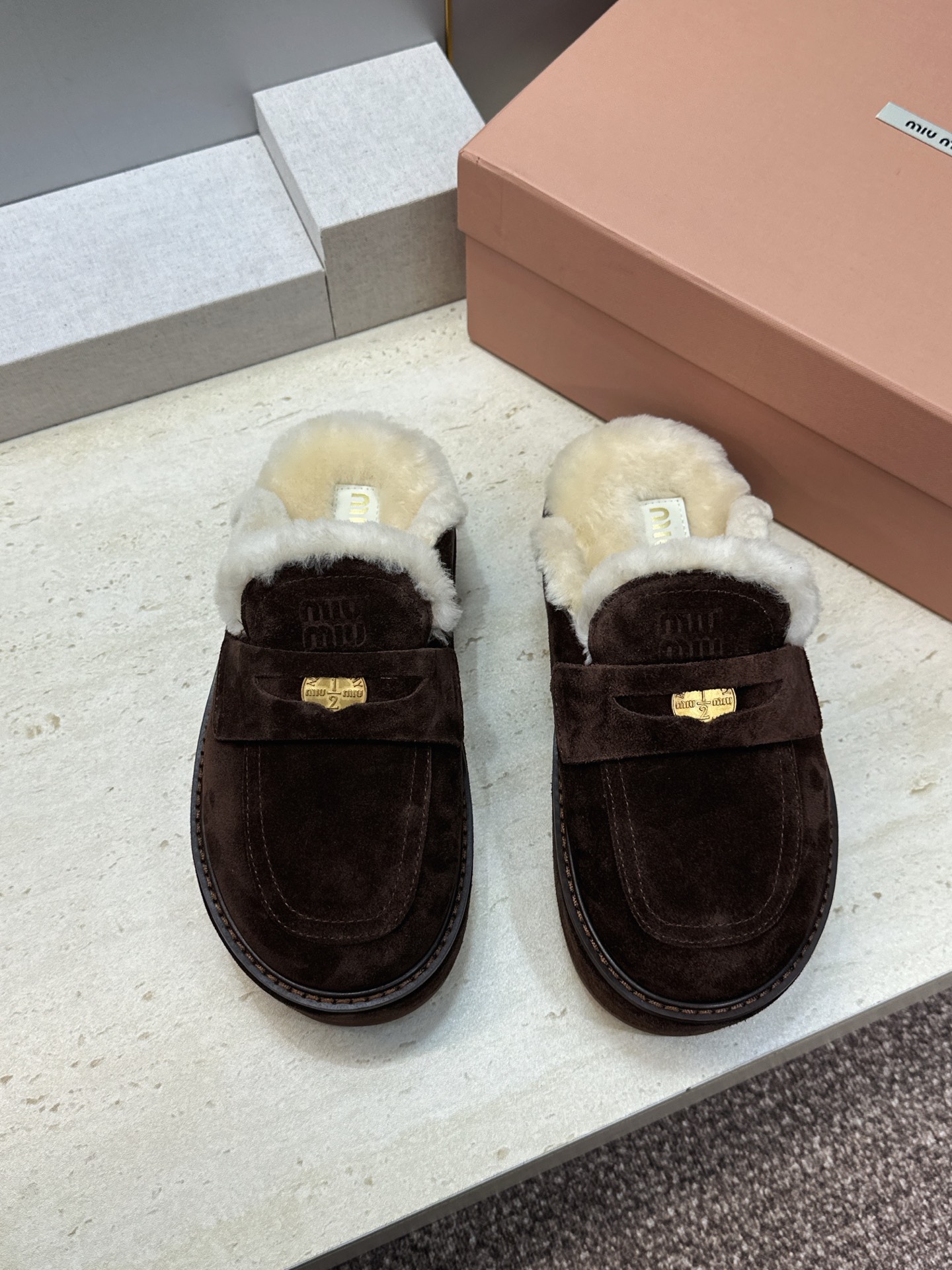 Miumiu 2026秋冬高定系列走秀新款羊羔毛休闲女鞋 缪缪字母logo五金扣厚底圆头防寒保暖穆勒居家拖鞋 材质鞋面进 Miumiu 2026秋冬高定系列走秀新款羊羔毛休闲女鞋 缪缪字母logo五金扣厚底圆头防寒保暖穆勒居家拖鞋 材质鞋面进