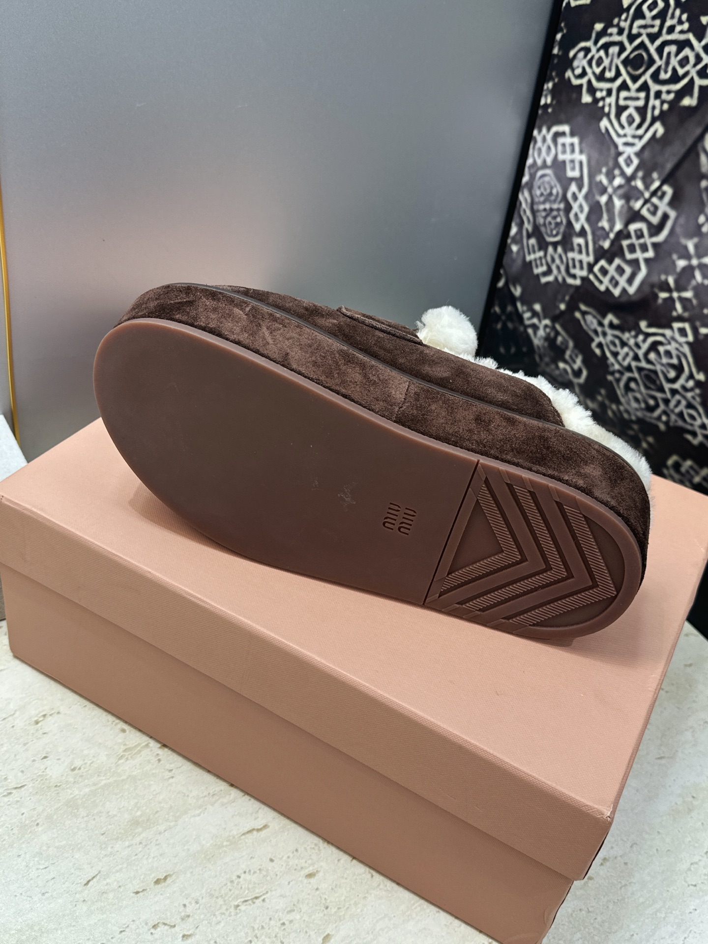 Miumiu 2026秋冬高定系列走秀新款羊羔毛休闲女鞋 缪缪字母logo五金扣厚底圆头防寒保暖穆勒居家拖鞋 材质鞋面进 Miumiu 2026秋冬高定系列走秀新款羊羔毛休闲女鞋 缪缪字母logo五金扣厚底圆头防寒保暖穆勒居家拖鞋 材质鞋面进