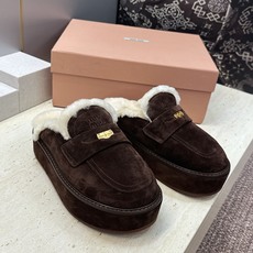 Miumiu 2026秋冬高定系列走秀新款羊羔毛休闲女鞋 缪缪字母logo五金扣厚底圆头防寒保暖穆勒居家拖鞋 材质鞋面进 Miumiu 2026秋冬高定系列走秀新款羊羔毛休闲女鞋 缪缪字母logo五金扣厚底圆头防寒保暖穆勒居家拖鞋 材质鞋面进