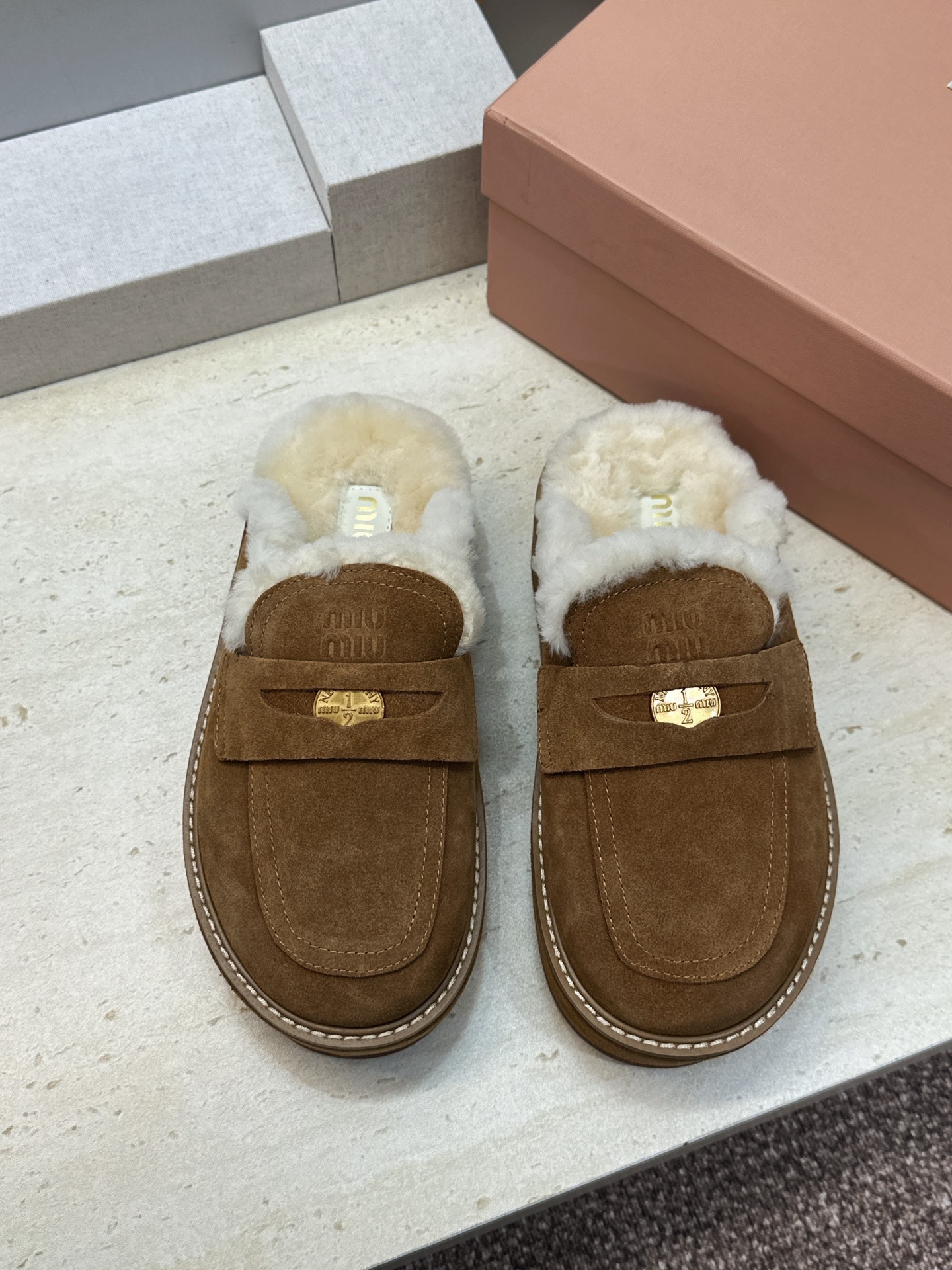 Miumiu 2026秋冬高定系列走秀新款羊羔毛休闲女鞋 缪缪字母logo五金扣厚底圆头防寒保暖穆勒居家拖鞋 材质鞋面进 Miumiu 2026秋冬高定系列走秀新款羊羔毛休闲女鞋 缪缪字母logo五金扣厚底圆头防寒保暖穆勒居家拖鞋 材质鞋面进
