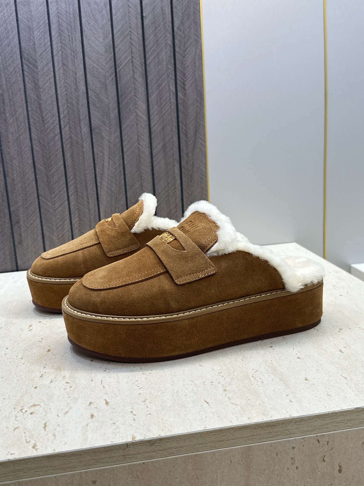 Miumiu 2026秋冬高定系列走秀新款羊羔毛休闲女鞋 缪缪字母logo五金扣厚底圆头防寒保暖穆勒居家拖鞋 材质鞋面进 Miumiu 2026秋冬高定系列走秀新款羊羔毛休闲女鞋 缪缪字母logo五金扣厚底圆头防寒保暖穆勒居家拖鞋 材质鞋面进