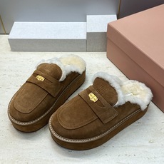 Miumiu 2026秋冬高定系列走秀新款羊羔毛休闲女鞋 缪缪字母logo五金扣厚底圆头防寒保暖穆勒居家拖鞋 材质鞋面进 Miumiu 2026秋冬高定系列走秀新款羊羔毛休闲女鞋 缪缪字母logo五金扣厚底圆头防寒保暖穆勒居家拖鞋 材质鞋面进