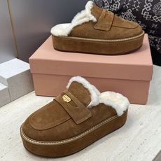 Miumiu 2026秋冬高定系列走秀新款羊羔毛休闲女鞋 缪缪字母logo五金扣厚底圆头防寒保暖穆勒居家拖鞋 材质鞋面进 Miumiu 2026秋冬高定系列走秀新款羊羔毛休闲女鞋 缪缪字母logo五金扣厚底圆头防寒保暖穆勒居家拖鞋 材质鞋面进