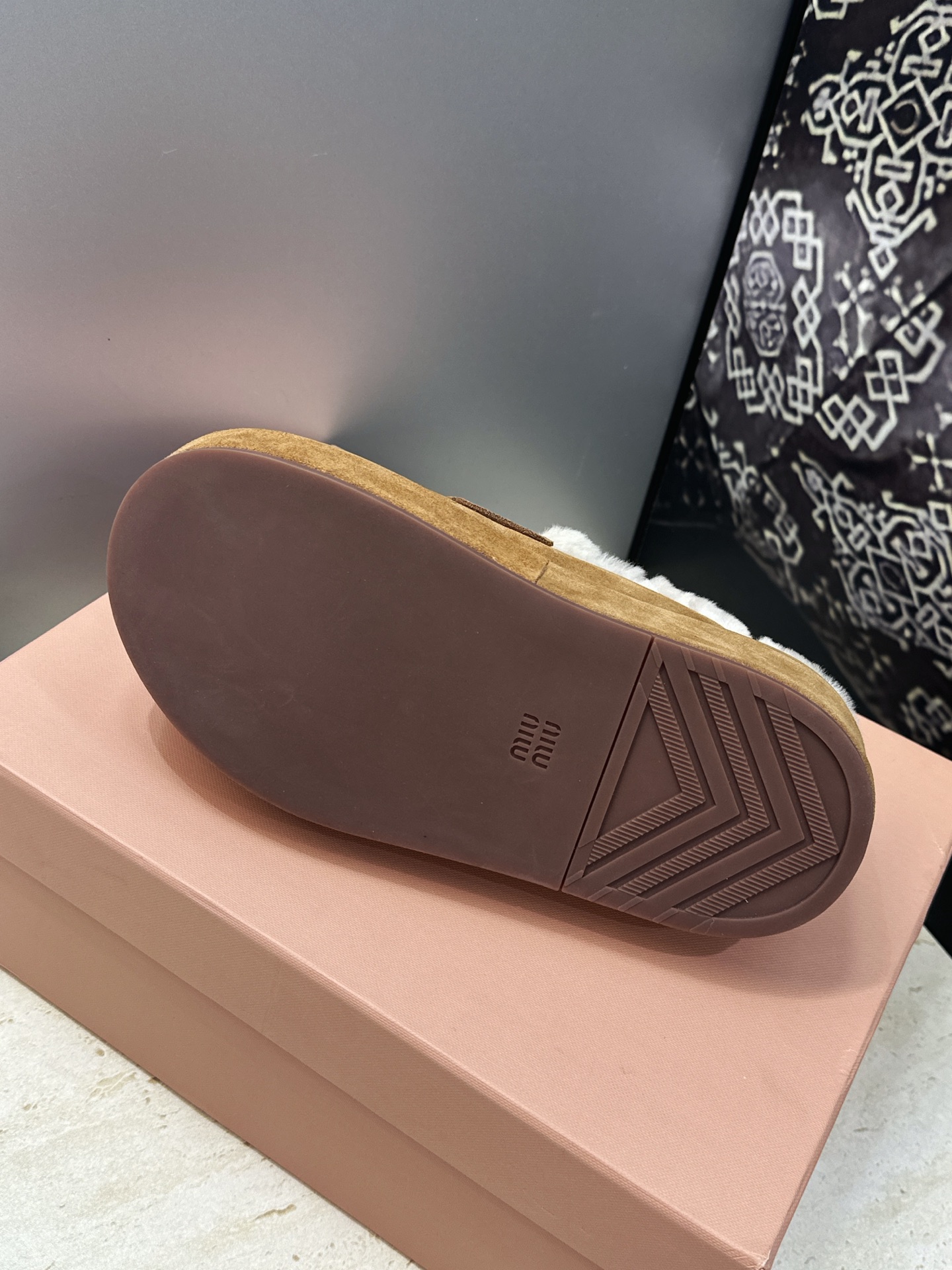 Miumiu 2026秋冬高定系列走秀新款羊羔毛休闲女鞋 缪缪字母logo五金扣厚底圆头防寒保暖穆勒居家拖鞋 材质鞋面进 Miumiu 2026秋冬高定系列走秀新款羊羔毛休闲女鞋 缪缪字母logo五金扣厚底圆头防寒保暖穆勒居家拖鞋 材质鞋面进