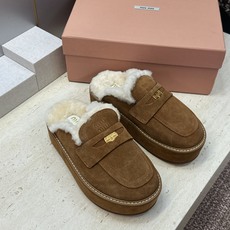 Miumiu 2026秋冬高定系列走秀新款羊羔毛休闲女鞋 缪缪字母logo五金扣厚底圆头防寒保暖穆勒居家拖鞋 材质鞋面进 Miumiu 2026秋冬高定系列走秀新款羊羔毛休闲女鞋 缪缪字母logo五金扣厚底圆头防寒保暖穆勒居家拖鞋 材质鞋面进
