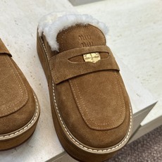 Miumiu 2026秋冬高定系列走秀新款羊羔毛休闲女鞋 缪缪字母logo五金扣厚底圆头防寒保暖穆勒居家拖鞋 材质鞋面进 Miumiu 2026秋冬高定系列走秀新款羊羔毛休闲女鞋 缪缪字母logo五金扣厚底圆头防寒保暖穆勒居家拖鞋 材质鞋面进