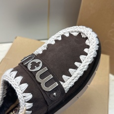 Mou 小众潮牌 2026秋冬高定系列走秀新款羊羔毛休闲女鞋 明星同款字母logo五金扣厚底圆头防寒保暖穆勒居家拖鞋 材 Mou 小众潮牌 2026秋冬高定系列走秀新款羊羔毛休闲女鞋 明星同款字母logo五金扣厚底圆头防寒保暖穆勒居家拖鞋 材