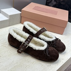 Miumiu 2026秋冬新款羊羔毛玛丽珍蝴蝶结芭蕾舞女鞋 缪缪明星同款平底圆头五金铆钉皮带扣拼色防寒保暖乐福单鞋 材质 Miumiu 2026秋冬新款羊羔毛玛丽珍蝴蝶结芭蕾舞女鞋 缪缪明星同款平底圆头五金铆钉皮带扣拼色防寒保暖乐福单鞋 材质