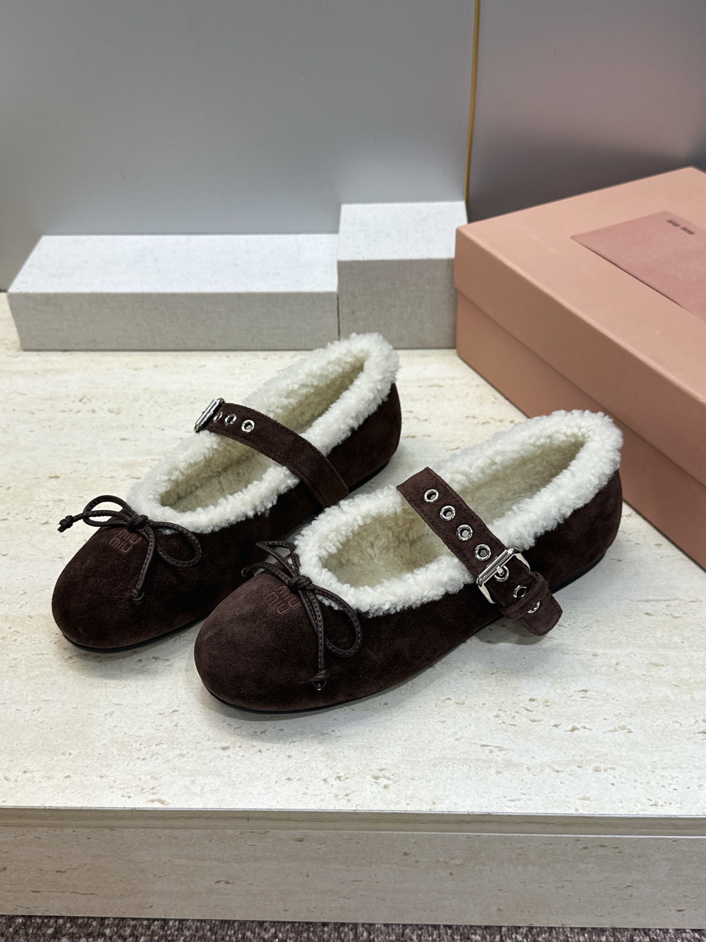 Miumiu 2026秋冬新款羊羔毛玛丽珍蝴蝶结芭蕾舞女鞋 缪缪明星同款平底圆头五金铆钉皮带扣拼色防寒保暖乐福单鞋 材质 Miumiu 2026秋冬新款羊羔毛玛丽珍蝴蝶结芭蕾舞女鞋 缪缪明星同款平底圆头五金铆钉皮带扣拼色防寒保暖乐福单鞋 材质