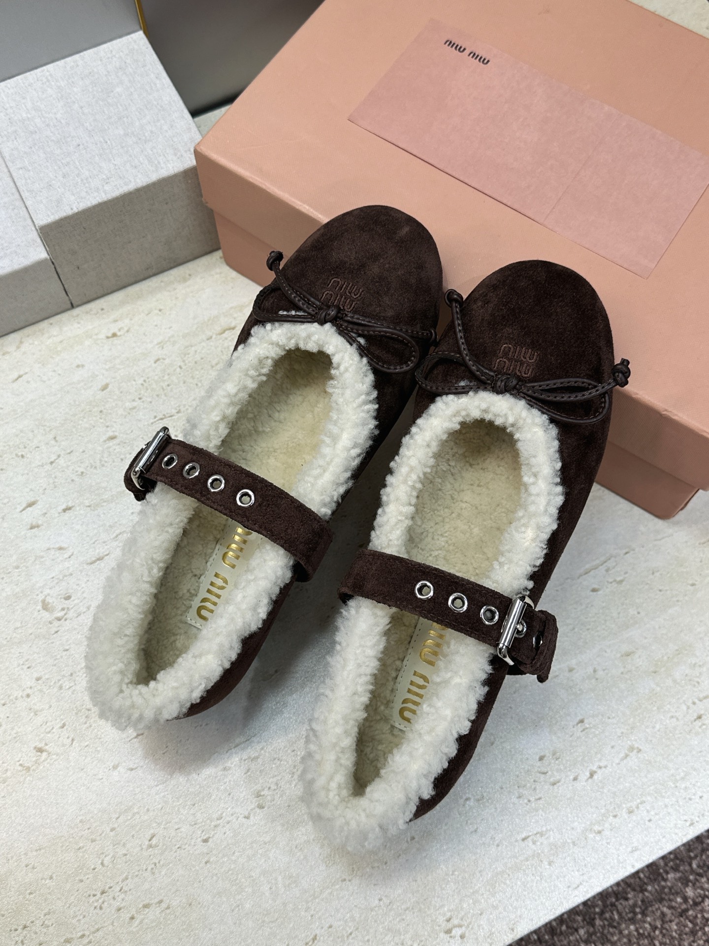 Miumiu 2026秋冬新款羊羔毛玛丽珍蝴蝶结芭蕾舞女鞋 缪缪明星同款平底圆头五金铆钉皮带扣拼色防寒保暖乐福单鞋 材质 Miumiu 2026秋冬新款羊羔毛玛丽珍蝴蝶结芭蕾舞女鞋 缪缪明星同款平底圆头五金铆钉皮带扣拼色防寒保暖乐福单鞋 材质