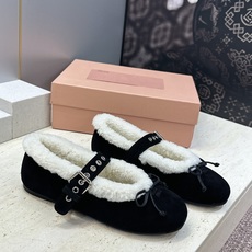 Miumiu 2026秋冬新款羊羔毛玛丽珍蝴蝶结芭蕾舞女鞋 缪缪明星同款平底圆头五金铆钉皮带扣拼色防寒保暖乐福单鞋 材质 Miumiu 2026秋冬新款羊羔毛玛丽珍蝴蝶结芭蕾舞女鞋 缪缪明星同款平底圆头五金铆钉皮带扣拼色防寒保暖乐福单鞋 材质
