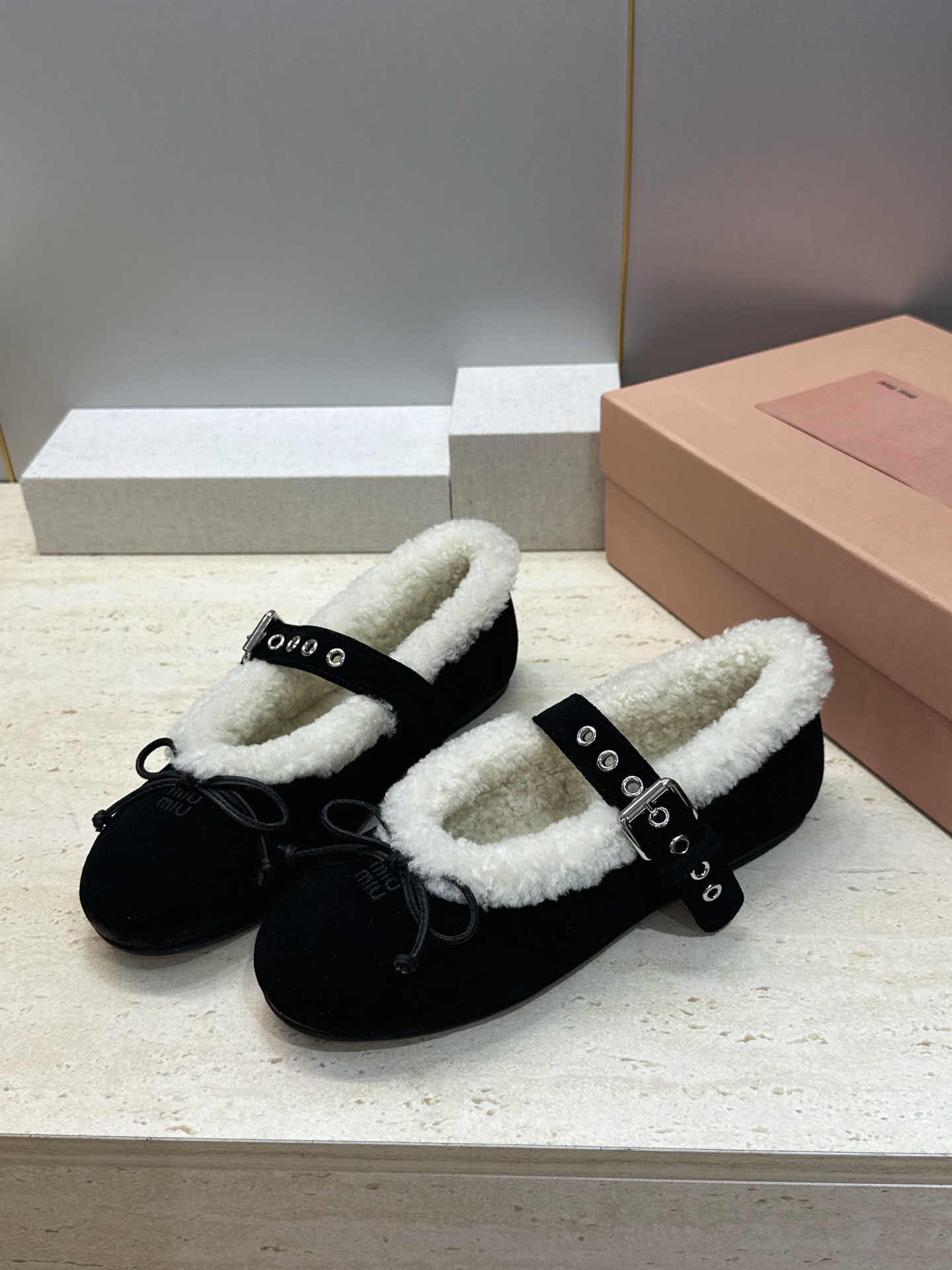 Miumiu 2026秋冬新款羊羔毛玛丽珍蝴蝶结芭蕾舞女鞋 缪缪明星同款平底圆头五金铆钉皮带扣拼色防寒保暖乐福单鞋 材质 Miumiu 2026秋冬新款羊羔毛玛丽珍蝴蝶结芭蕾舞女鞋 缪缪明星同款平底圆头五金铆钉皮带扣拼色防寒保暖乐福单鞋 材质