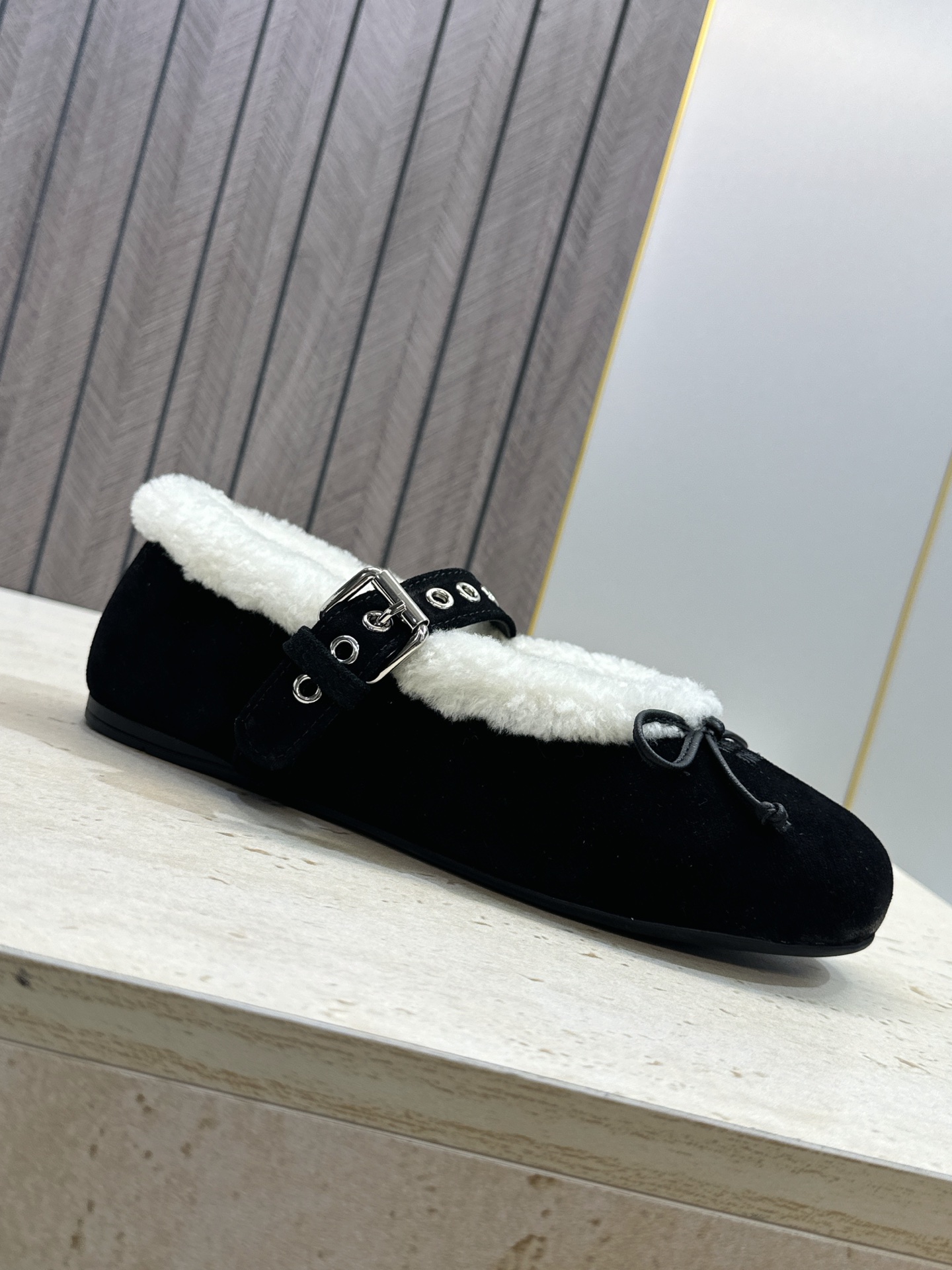 Miumiu 2026秋冬新款羊羔毛玛丽珍蝴蝶结芭蕾舞女鞋 缪缪明星同款平底圆头五金铆钉皮带扣拼色防寒保暖乐福单鞋 材质 Miumiu 2026秋冬新款羊羔毛玛丽珍蝴蝶结芭蕾舞女鞋 缪缪明星同款平底圆头五金铆钉皮带扣拼色防寒保暖乐福单鞋 材质