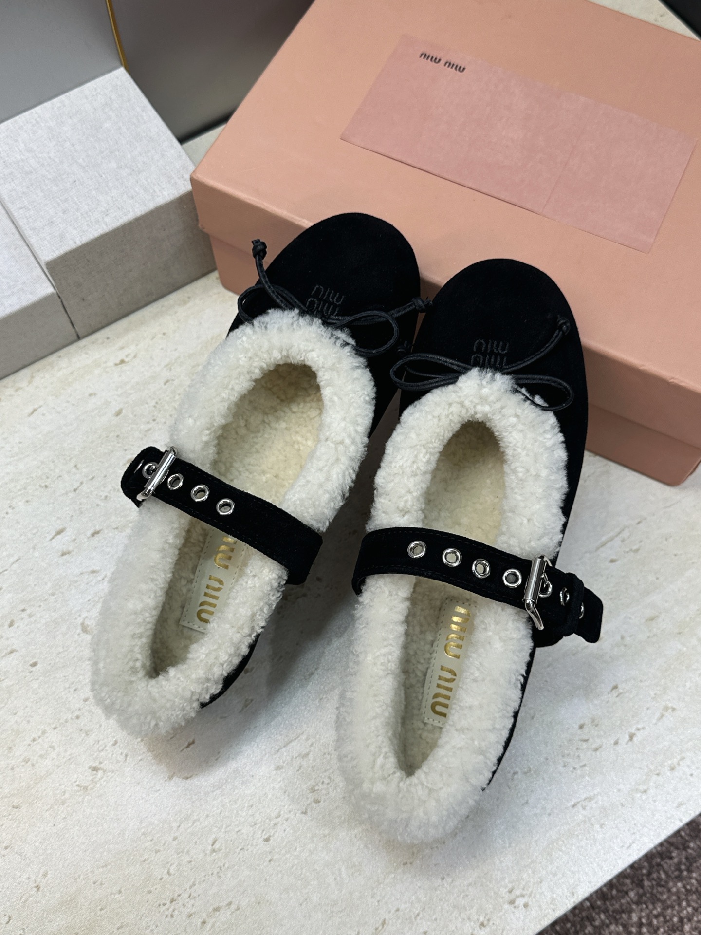 Miumiu 2026秋冬新款羊羔毛玛丽珍蝴蝶结芭蕾舞女鞋 缪缪明星同款平底圆头五金铆钉皮带扣拼色防寒保暖乐福单鞋 材质 Miumiu 2026秋冬新款羊羔毛玛丽珍蝴蝶结芭蕾舞女鞋 缪缪明星同款平底圆头五金铆钉皮带扣拼色防寒保暖乐福单鞋 材质