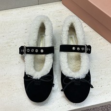 Miumiu 2026秋冬新款羊羔毛玛丽珍蝴蝶结芭蕾舞女鞋 缪缪明星同款平底圆头五金铆钉皮带扣拼色防寒保暖乐福单鞋 材质 Miumiu 2026秋冬新款羊羔毛玛丽珍蝴蝶结芭蕾舞女鞋 缪缪明星同款平底圆头五金铆钉皮带扣拼色防寒保暖乐福单鞋 材质