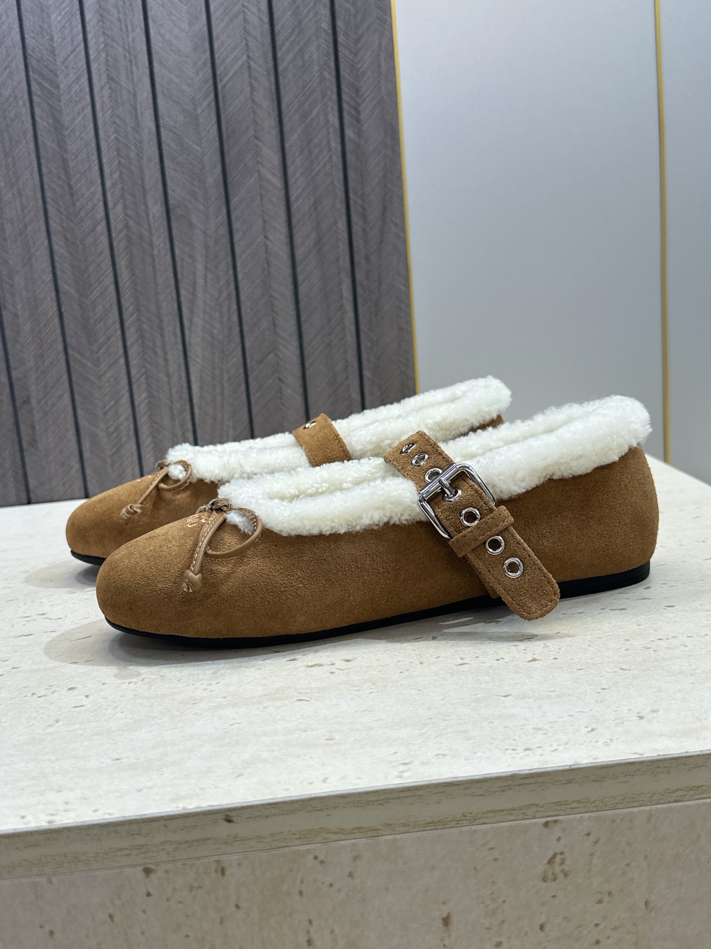 Miumiu 2026秋冬新款羊羔毛玛丽珍蝴蝶结芭蕾舞女鞋 缪缪明星同款平底圆头五金铆钉皮带扣拼色防寒保暖乐福单鞋 材质 Miumiu 2026秋冬新款羊羔毛玛丽珍蝴蝶结芭蕾舞女鞋 缪缪明星同款平底圆头五金铆钉皮带扣拼色防寒保暖乐福单鞋 材质