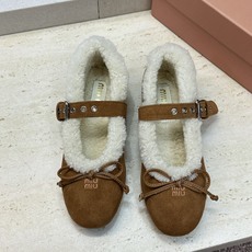 Miumiu 2026秋冬新款羊羔毛玛丽珍蝴蝶结芭蕾舞女鞋 缪缪明星同款平底圆头五金铆钉皮带扣拼色防寒保暖乐福单鞋 材质 Miumiu 2026秋冬新款羊羔毛玛丽珍蝴蝶结芭蕾舞女鞋 缪缪明星同款平底圆头五金铆钉皮带扣拼色防寒保暖乐福单鞋 材质