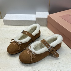 Miumiu 2026秋冬新款羊羔毛玛丽珍蝴蝶结芭蕾舞女鞋 缪缪明星同款平底圆头五金铆钉皮带扣拼色防寒保暖乐福单鞋 材质 Miumiu 2026秋冬新款羊羔毛玛丽珍蝴蝶结芭蕾舞女鞋 缪缪明星同款平底圆头五金铆钉皮带扣拼色防寒保暖乐福单鞋 材质
