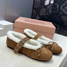 Miumiu 2026秋冬新款羊羔毛玛丽珍蝴蝶结芭蕾舞女鞋 缪缪明星同款平底圆头五金铆钉皮带扣拼色防寒保暖乐福单鞋 材质 Miumiu 2026秋冬新款羊羔毛玛丽珍蝴蝶结芭蕾舞女鞋 缪缪明星同款平底圆头五金铆钉皮带扣拼色防寒保暖乐福单鞋 材质