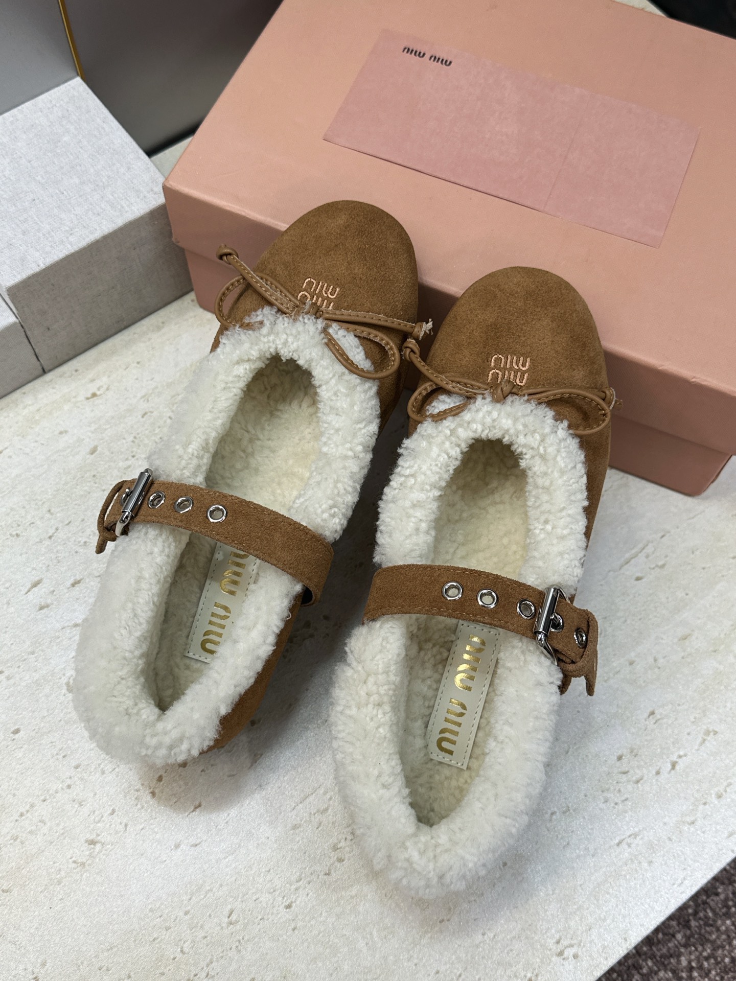 Miumiu 2026秋冬新款羊羔毛玛丽珍蝴蝶结芭蕾舞女鞋 缪缪明星同款平底圆头五金铆钉皮带扣拼色防寒保暖乐福单鞋 材质 Miumiu 2026秋冬新款羊羔毛玛丽珍蝴蝶结芭蕾舞女鞋 缪缪明星同款平底圆头五金铆钉皮带扣拼色防寒保暖乐福单鞋 材质