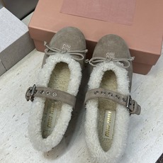 Miumiu 2026秋冬新款羊羔毛玛丽珍蝴蝶结芭蕾舞女鞋 缪缪明星同款平底圆头五金铆钉皮带扣拼色防寒保暖乐福单鞋 材质 Miumiu 2026秋冬新款羊羔毛玛丽珍蝴蝶结芭蕾舞女鞋 缪缪明星同款平底圆头五金铆钉皮带扣拼色防寒保暖乐福单鞋 材质