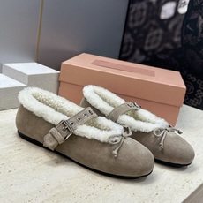 Miumiu 2026秋冬新款羊羔毛玛丽珍蝴蝶结芭蕾舞女鞋 缪缪明星同款平底圆头五金铆钉皮带扣拼色防寒保暖乐福单鞋 材质 Miumiu 2026秋冬新款羊羔毛玛丽珍蝴蝶结芭蕾舞女鞋 缪缪明星同款平底圆头五金铆钉皮带扣拼色防寒保暖乐福单鞋 材质