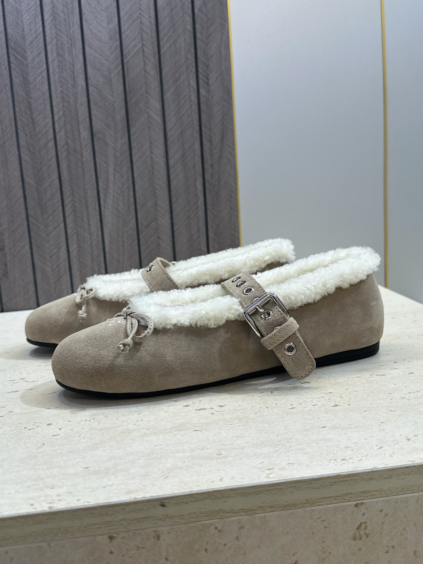 Miumiu 2026秋冬新款羊羔毛玛丽珍蝴蝶结芭蕾舞女鞋 缪缪明星同款平底圆头五金铆钉皮带扣拼色防寒保暖乐福单鞋 材质 Miumiu 2026秋冬新款羊羔毛玛丽珍蝴蝶结芭蕾舞女鞋 缪缪明星同款平底圆头五金铆钉皮带扣拼色防寒保暖乐福单鞋 材质