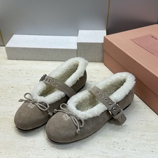 Miumiu 2026秋冬新款羊羔毛玛丽珍蝴蝶结芭蕾舞女鞋 缪缪明星同款平底圆头五金铆钉皮带扣拼色防寒保暖乐福单鞋 材质 Miumiu 2026秋冬新款羊羔毛玛丽珍蝴蝶结芭蕾舞女鞋 缪缪明星同款平底圆头五金铆钉皮带扣拼色防寒保暖乐福单鞋 材质
