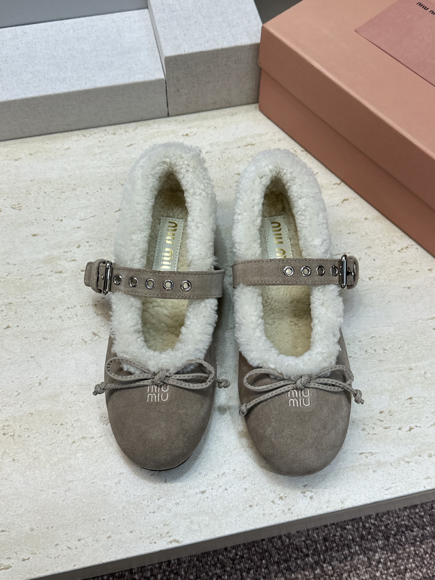 Miumiu 2026秋冬新款羊羔毛玛丽珍蝴蝶结芭蕾舞女鞋 缪缪明星同款平底圆头五金铆钉皮带扣拼色防寒保暖乐福单鞋 材质 Miumiu 2026秋冬新款羊羔毛玛丽珍蝴蝶结芭蕾舞女鞋 缪缪明星同款平底圆头五金铆钉皮带扣拼色防寒保暖乐福单鞋 材质
