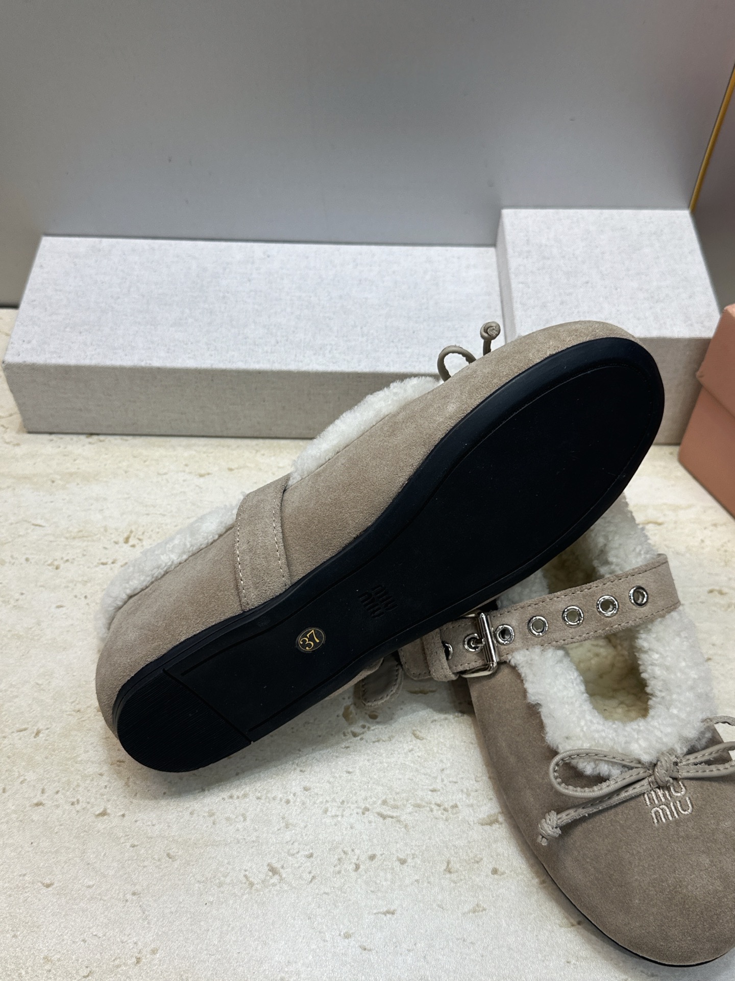 Miumiu 2026秋冬新款羊羔毛玛丽珍蝴蝶结芭蕾舞女鞋 缪缪明星同款平底圆头五金铆钉皮带扣拼色防寒保暖乐福单鞋 材质 Miumiu 2026秋冬新款羊羔毛玛丽珍蝴蝶结芭蕾舞女鞋 缪缪明星同款平底圆头五金铆钉皮带扣拼色防寒保暖乐福单鞋 材质