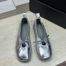 / ALOHAS 小众潮牌2026秋冬新款玛丽珍蝴蝶结复古擦色芭蕾舞女鞋 明星同款字母logo五金铆钉扣平底圆头拼色乐 / ALOHAS 小众潮牌2026秋冬新款玛丽珍蝴蝶结复古擦色芭蕾舞女鞋 明星同款字母logo五金铆钉扣平底圆头拼色乐