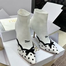 (配全套飞机盒) 顶级版 迪奥 Dior 2026春夏新款Romance 毛线筒蝴蝶结波点拼色及裸弹力女短靴 CD字母l (配全套飞机盒) 顶级版 迪奥 Dior 2026春夏新款Romance 毛线筒蝴蝶结波点拼色及裸弹力女短靴 CD字母l