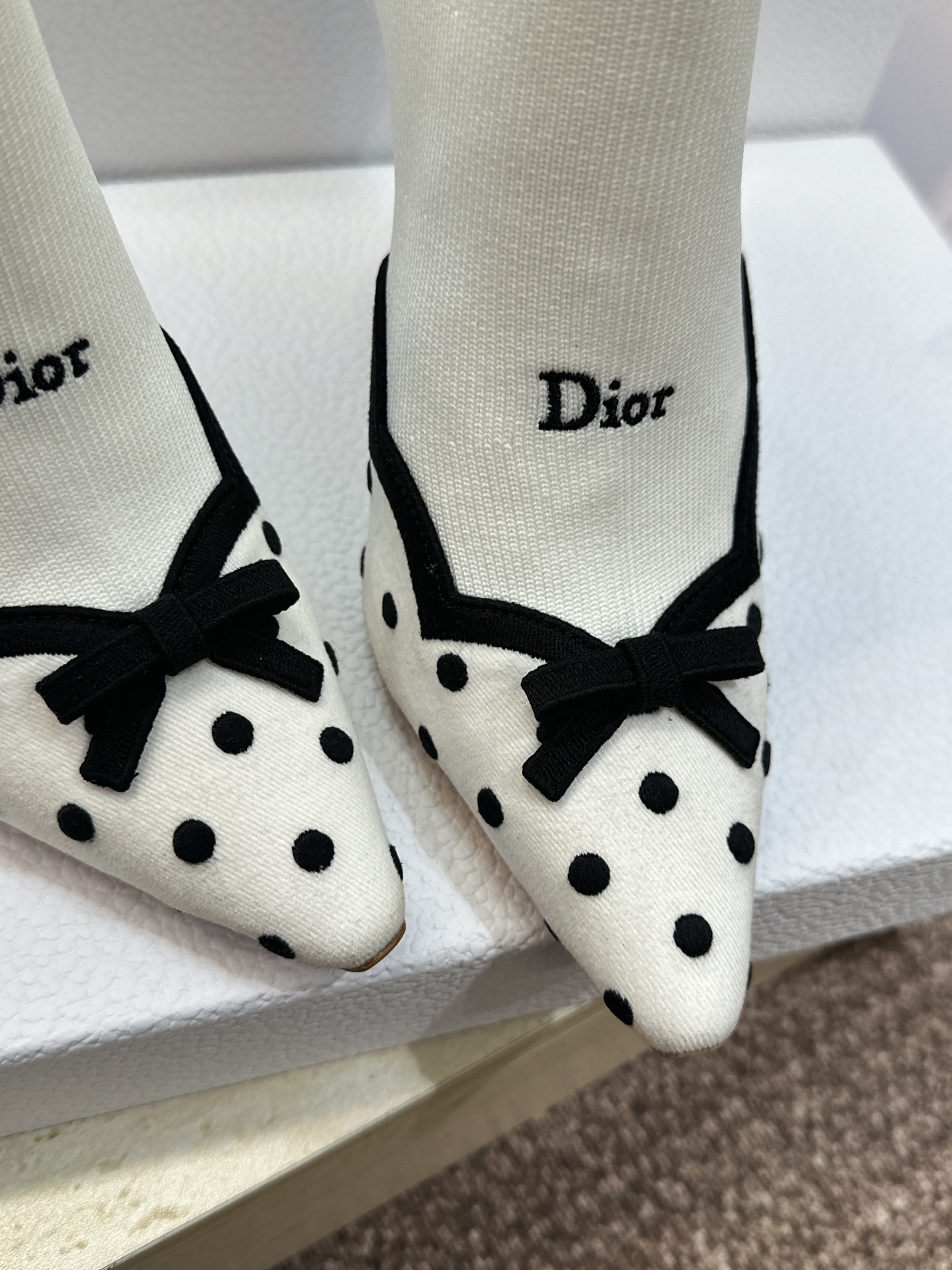 (配全套飞机盒) 顶级版 迪奥 Dior 2026春夏新款Romance 毛线筒蝴蝶结波点拼色及裸弹力女短靴 CD字母l
