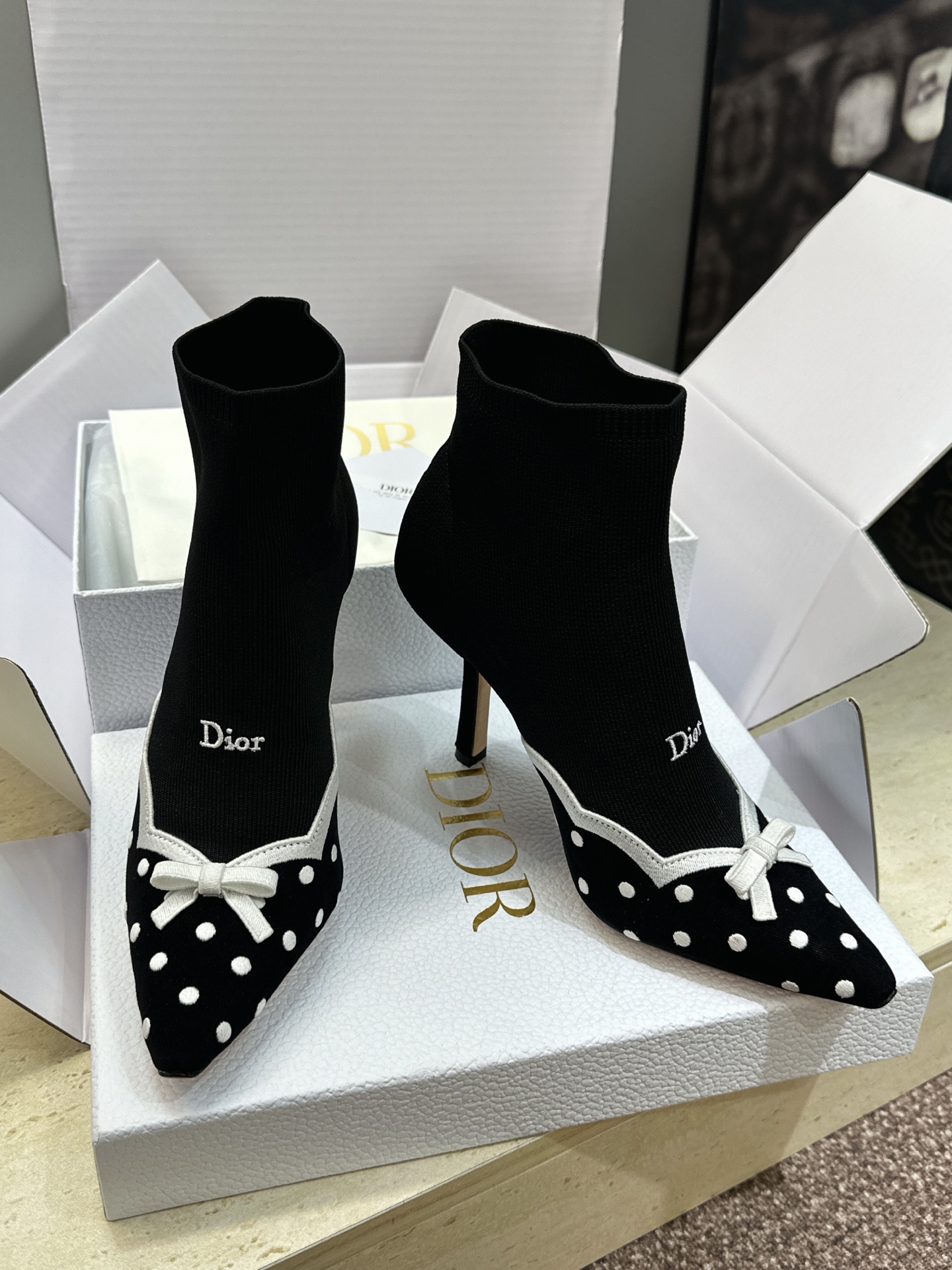 (配全套飞机盒) 顶级版 迪奥 Dior 2026春夏新款Romance 毛线筒蝴蝶结波点拼色及裸弹力女短靴 CD字母l