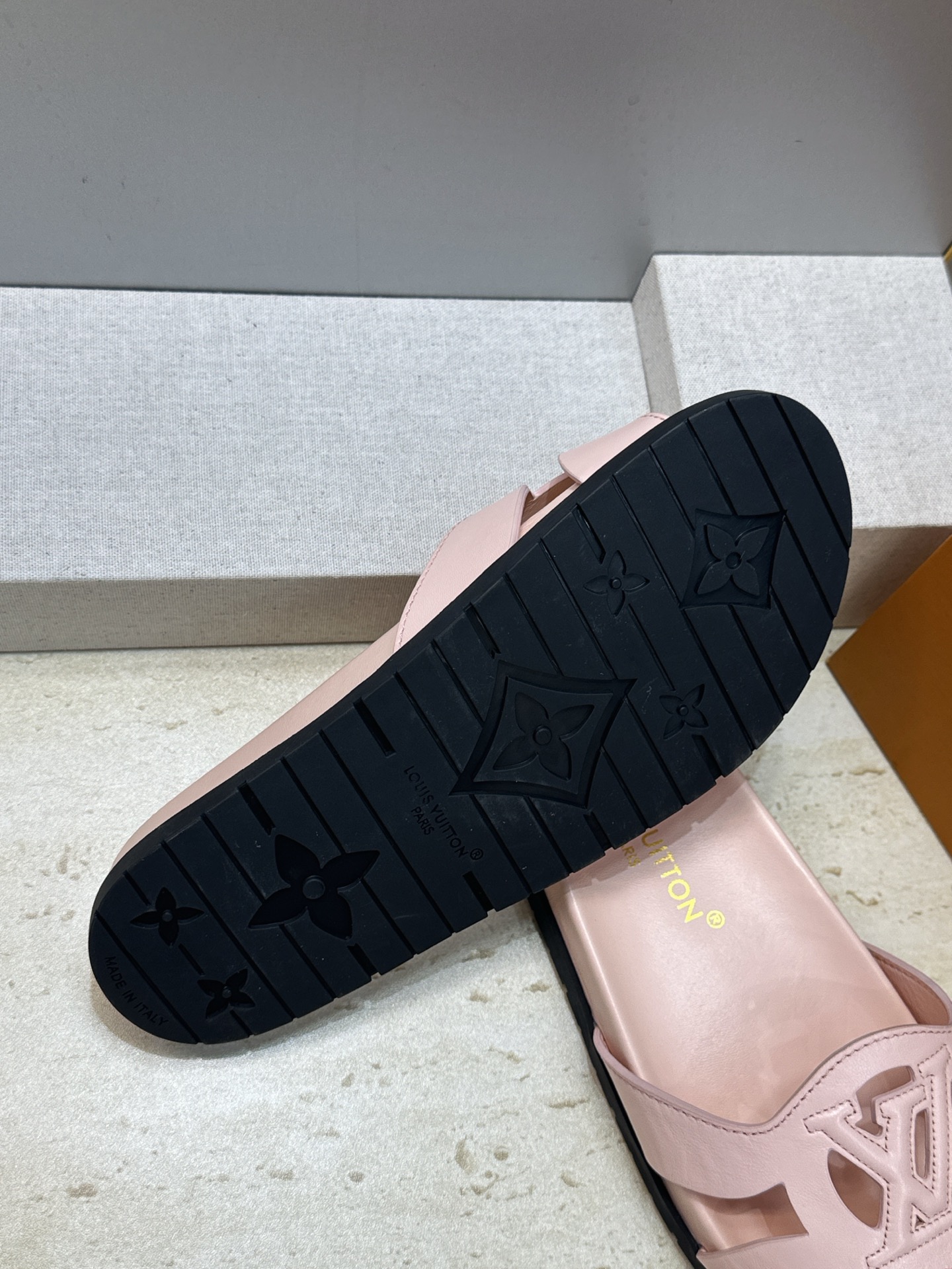 顶级版 Louis Vuitton 2026春夏新款果冻色镂空女鞋 LV 字母logo厚底圆头沙滩凉拖鞋 材质：鞋面进口