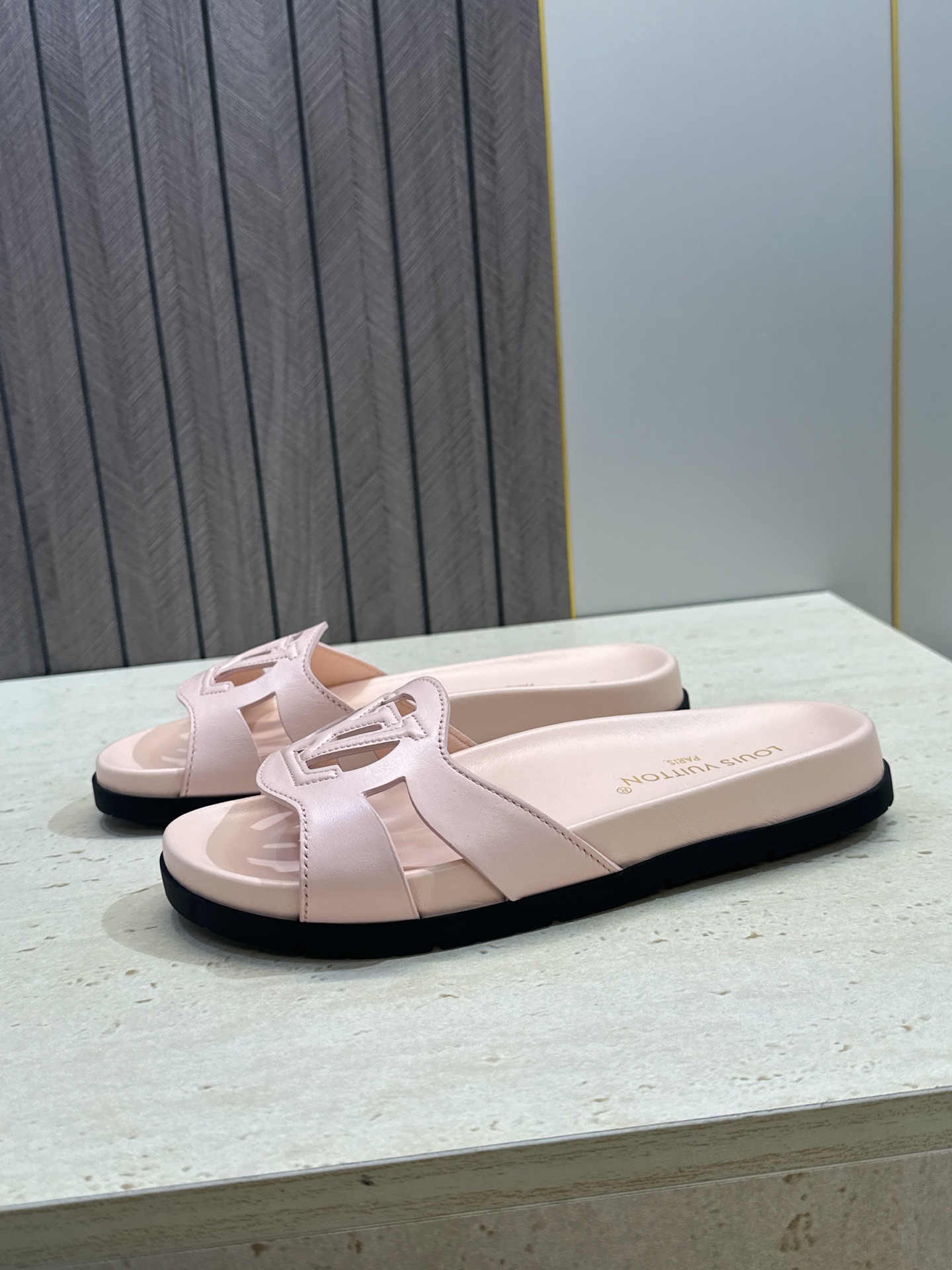 顶级版 Louis Vuitton 2026春夏新款果冻色镂空女鞋 LV 字母logo厚底圆头沙滩凉拖鞋 材质：鞋面进口