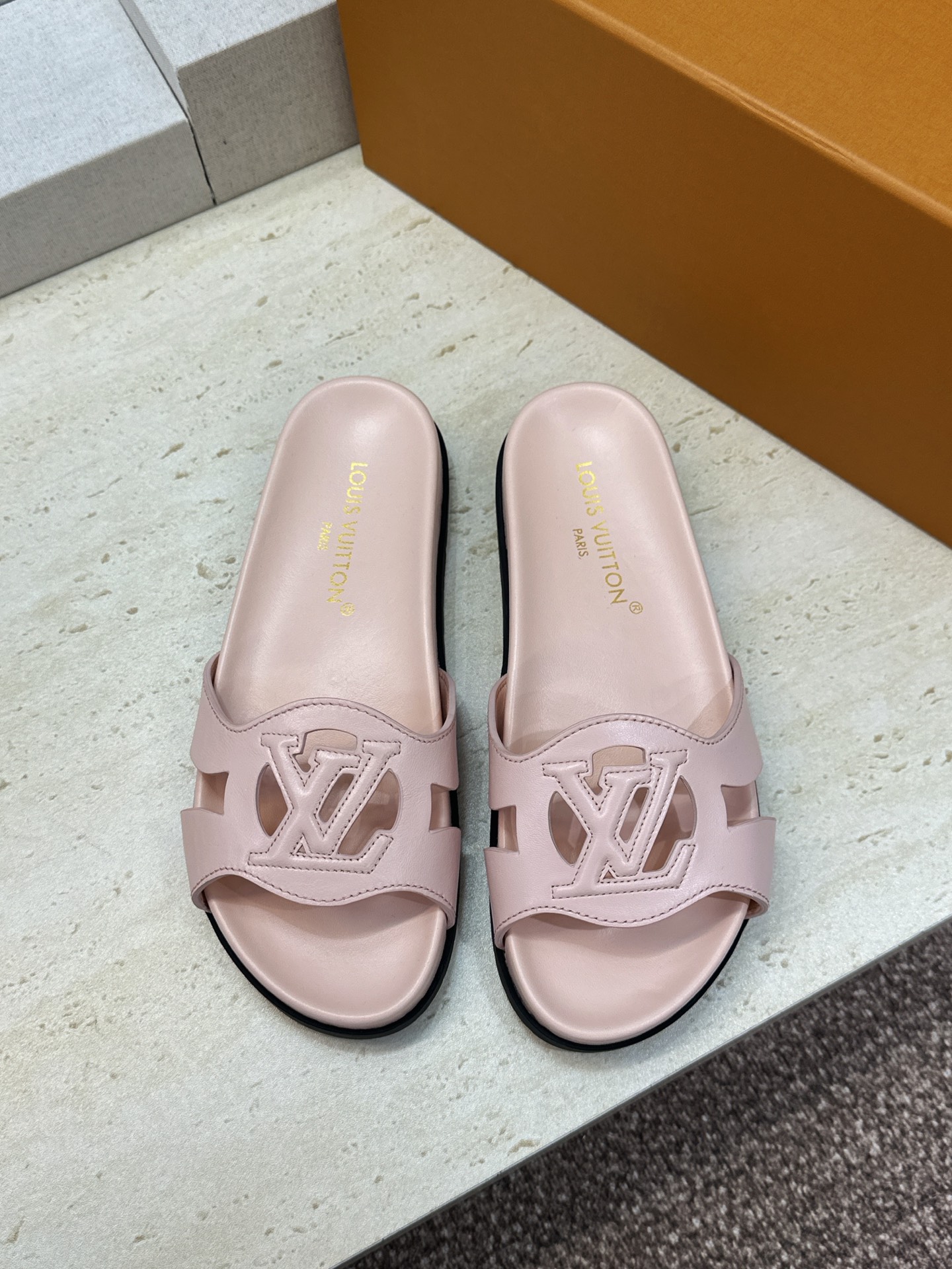 顶级版 Louis Vuitton 2026春夏新款果冻色镂空女鞋 LV 字母logo厚底圆头沙滩凉拖鞋 材质：鞋面进口