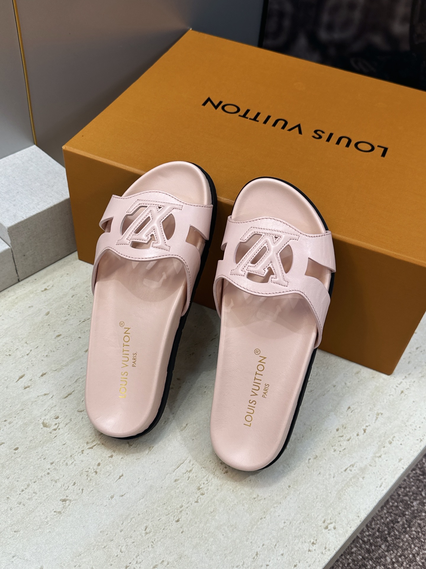 顶级版 Louis Vuitton 2026春夏新款果冻色镂空女鞋 LV 字母logo厚底圆头沙滩凉拖鞋 材质：鞋面进口