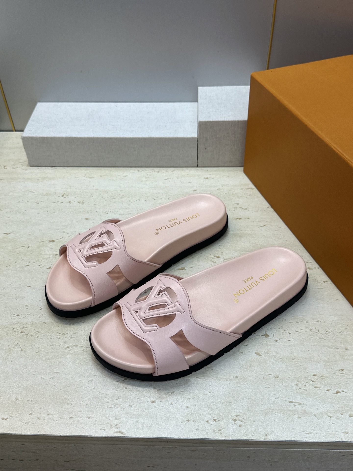 顶级版 Louis Vuitton 2026春夏新款果冻色镂空女鞋 LV 字母logo厚底圆头沙滩凉拖鞋 材质：鞋面进口