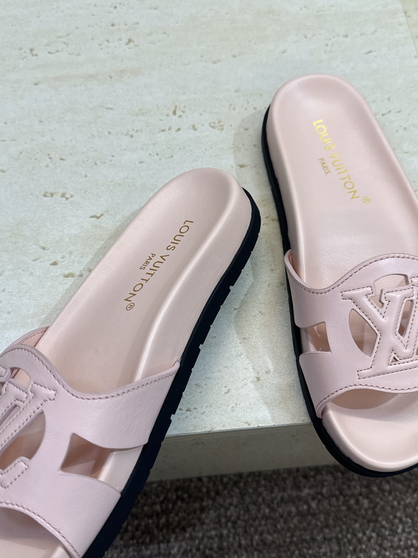 顶级版 Louis Vuitton 2026春夏新款果冻色镂空女鞋 LV 字母logo厚底圆头沙滩凉拖鞋 材质：鞋面进口